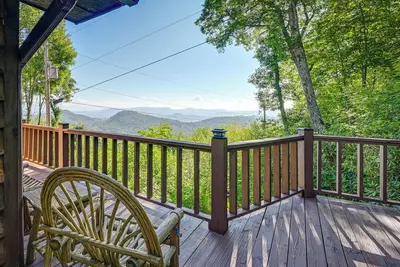 Image de Cullowhee Mountain Retreat w\/ Deck and Fire Pit!