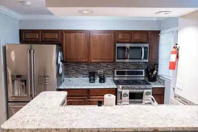 Image de 3 Bedroom Home Fully Furnished in Quiet Neighborhood Great Amenities