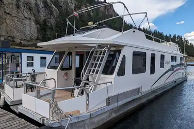 Image de Home On The Water! This beautiful 6 bedroom home is perfect for making memories.
