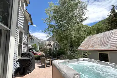 Image de The Residence on South Oak - Downtown convenience! , Perfect location by gondola and private hot tub!