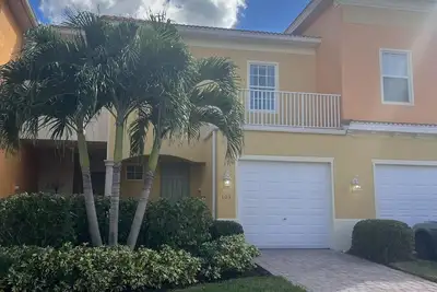 Image de Beautiful Lake Front Town Home! Minutes from the beach and walk to Health Park.