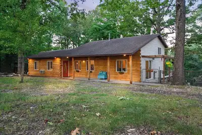 Image de Sunny Ridge Hideaway Forest Cabin. Eureka Springs-Lake Area of Beaver Lake