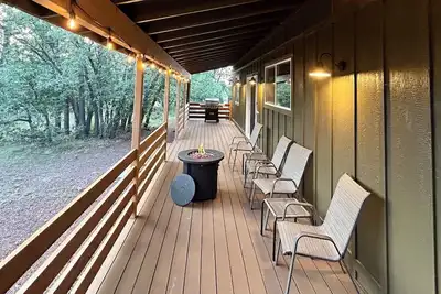 Image de Enjoy a relaxing stay in this mountain home with open layout and spacious deck.