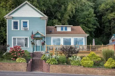 Image de Discover ‘Riverview Radiance, ' a 5br Minneiska marvel where the Mississippi meets modern luxury. Perfect for large groups, this home boasts a fully-equipped kitchen, sprawling views, and a suite of entertainment options. Revel in comfort with plush