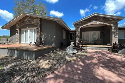 Image de Lakehouse with pool in quiet setting