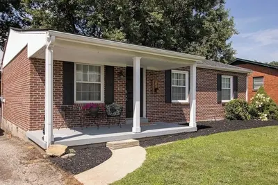 Image de Cozy 3 Bd/1b Fenced yard/Deck close to Hospital/Toyota/Horse Park Pet friendly\n