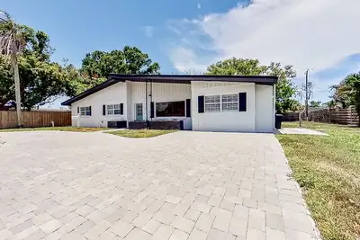 Image de Inviting dog-friendly home with yard, firepit, central Ac, & W/D