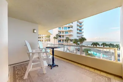 Image de Ocean-view 2nd-floor condo with outdoor pool, gym, hot tub, balcony, W/D, Ac