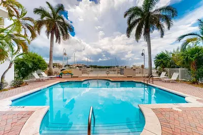 Image de Dog-friendly, Gulf-front condo with pool, hot tub & gorgeous sunset views