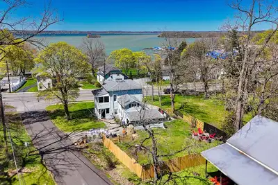 Image de Lakeview Getaway on Cayuga Wine Trail ~Fully Fenced Yard, 2 King Beds, Sunsets~
