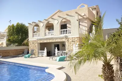 Image de Luxe 6p Kindervriendelijke Villa met Zwembad, Airco, Internet Wifi, Alarm en Bbq