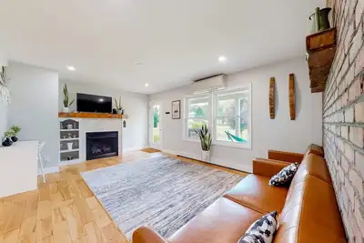 Image de Relaxing two-story home with a deck, firepit, game room, & washer/dryer