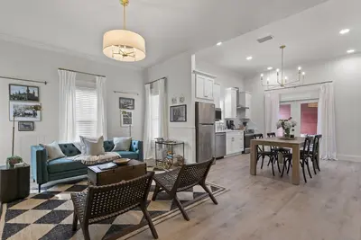 Image de 4 blocks to Riverwalk & Armature Works with 2 King Bedrooms plus Dreamy Porch