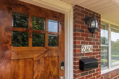 Image de Walkable to Uva, and Fontaine Research park, Newly Renovated Home.