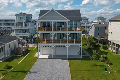 Image de New 2nd Row Home, Unobstructed Ocean Views, Near Beach Access, Sleep 10, Elevator