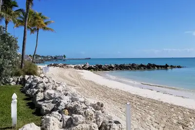 Image de 1st Fl Condo with a Private Sandy Beach on Atlantic Ocean & Pool - fully loaded!
