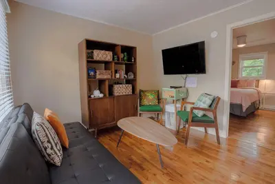 Image de Pet Friendly, New Bathroom, New Kitchenette, Cute!