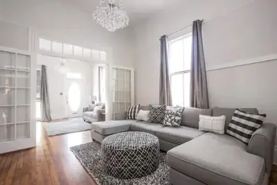 Image de Mid-City steps to Canal Streetcar, local restaurants/bars, Endymion parade route
