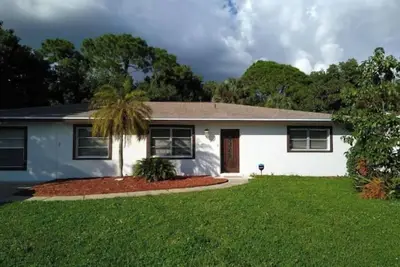 Image de Spacious 3 bedroom house on a canal, minutes to historic downtown Fort Myers