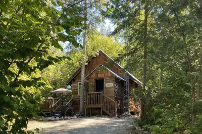 Image de Rustic Solar cabin in the woods off grid glamming at its finest near Mara lake