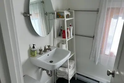 Image de Crow's Nest: Cozy studio with loft, 1+ mile to Horseneck beach - paradise!