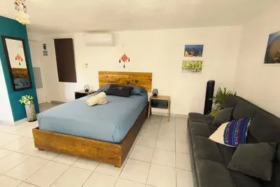 Image de Comfy studio on downtown, 3 blocks to ocean views, calm, safe & quiet