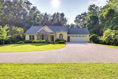 Image de Charming Flushing Cottage w\/ Deck + Spacious Yard!