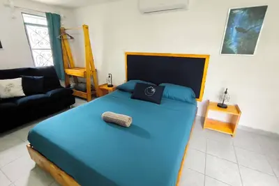 Image de Downtown private studio, comfortable & calm, wi-fi, work area, a/c, & kitchen