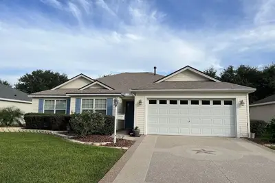 Image de Newly renovated and decorated. Large lanai with Ac/Heat. Great Location!