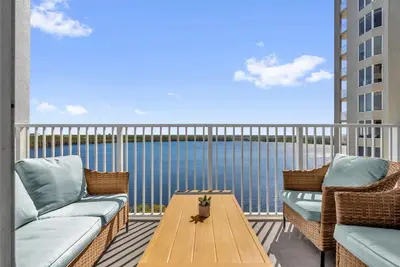 Image de Best location! Stylish & cozy Lake condo