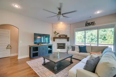 Image de Fayetteville Vacation Rental w/ Deck & Shared Pool