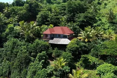 Image de Private wooden villa with stunning ocean views, in an enchanting garden setting.