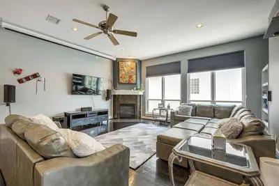 Image de Houston Retreat with Fireplace & Balcony!