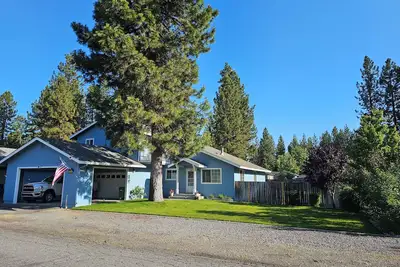 Image de Lake Almanor Getaway: A beautiful home close to everything Lake Almanor offers.
