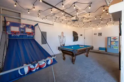 Image de Hot Tub, Pool Table & Darts - The Yellow Door