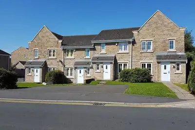 Image de Burnley-4-Bedroom House-Sleeps 6-Parking-ClariTurf