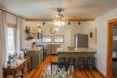 Image de Sleeps 8 walk to lake\/downtown pets Ok