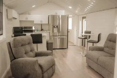 Image de Modern Secluded Riverfront Cabin
