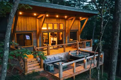 Image de New Modern Treehaus w\/ Views, Hot tub. 2\/2 + loft