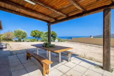 Image de Appartement \"Panoramico Isola Rossa\" avec vue sur mer, terrasse privée et climatisation