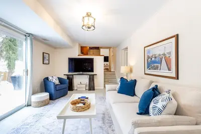 Image de Less than 1 mile to Navy Stadium, Fenced-in Yard and Dog-Friendly Home