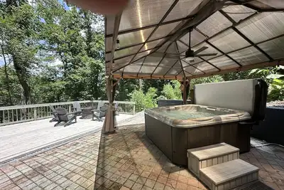 Image de Log Cabin - Hot Tub - Pond Fishing - 2 Acres-Covered Deck - Firepit - Chattanooga - Pets Welcome