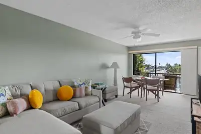 Image de Comfy Waterfront Condo at Tennisplace, Pool Open