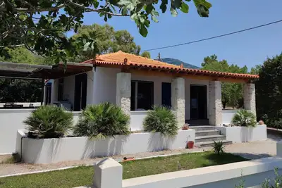 Image de Coastal Family House + Studio. Large Private Patios. Beaches - few Minutes Walk