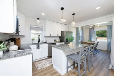 Image de 5 Bedroom Home Walking Distance to Beach