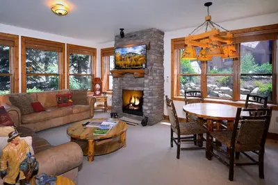 Image de Black Bear Hideout, Ski in/out, Ski Locker, Hot tub!