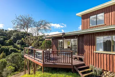 Image de Enclosure Bay Views - Enclosure Bay Views is a modern 2 bedroom family home with 2 bathrooms located just a stones throw from the stunning swimming beach of Enclosure Bay. Enclosure Bay Views is a comfortable, family friendly and affordable holiday h