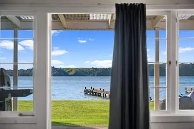 Image de The Middle | Lakefront with Private Jetty