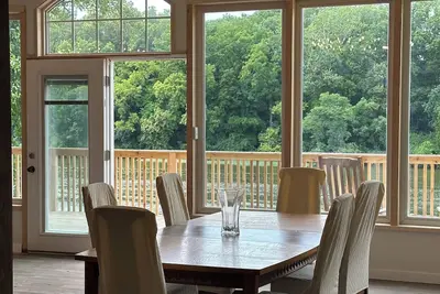 Image de Lakehouse with water access