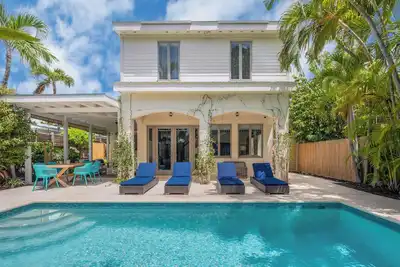 Image de ~Sanctuary On South~ A pool, privacy and posh design abound!